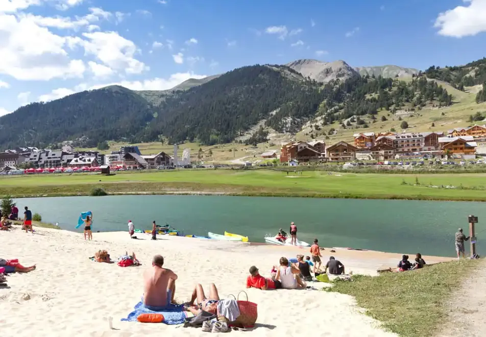 Hameau des Airelles, Montgenevre (self catered apartments) (©Manu.Reyboz) - View over lake and beach