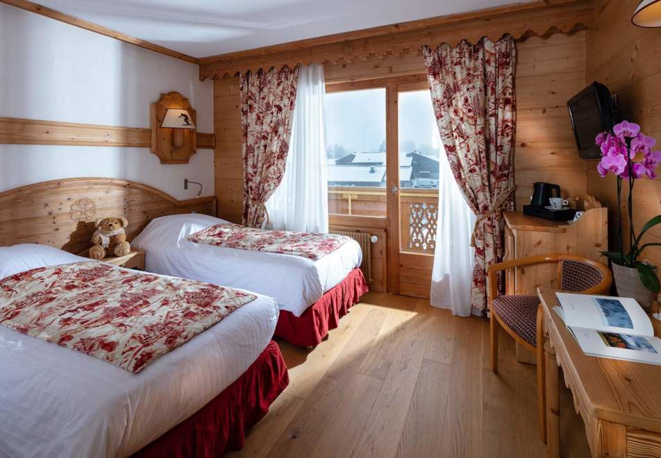 Neige et Roc, Samoens (hotel & apartments) - Hotel bedroom