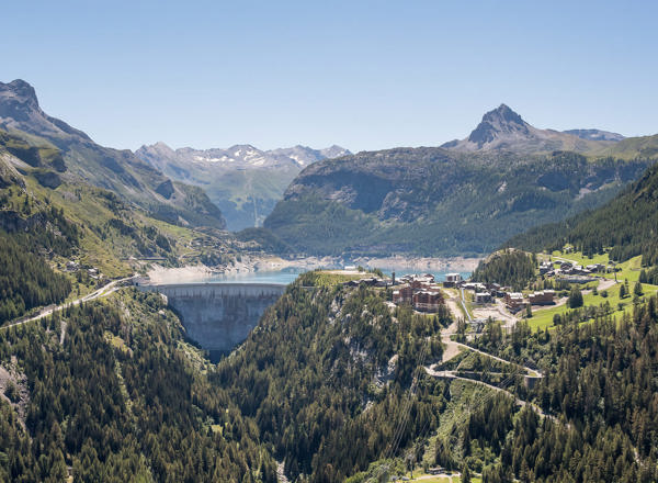 Tignes in Summer - Tignes dam at Tignes 1800 (©Andy Parant)