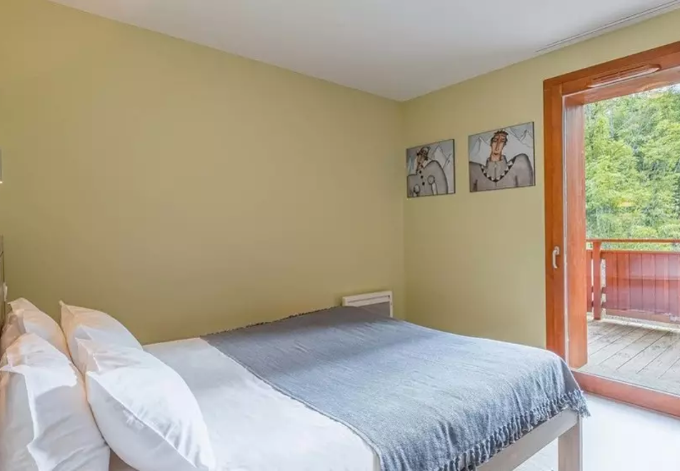 La Cascade-Epinettes, Vaujany (self catered apartments) - Les Epinettes typical double bedroom style