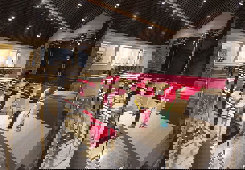 Les Arolles, Val Thorens (hotel) - Bar and theatre