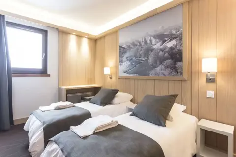 Les Arolles, Val Thorens (hotel) - Twin bedroom