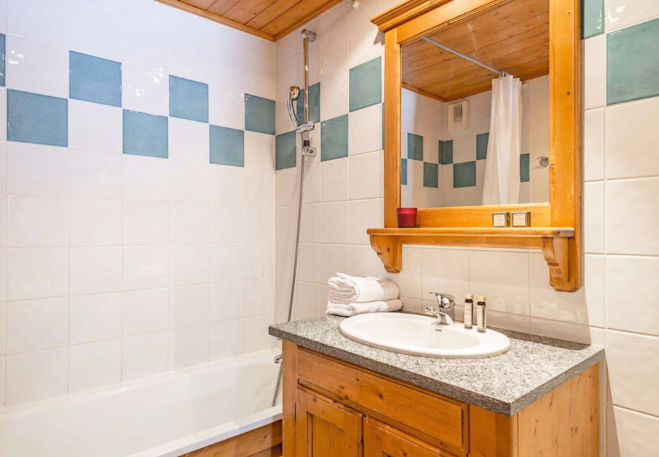 Aspen, La Plagne Village (self catered apartments) - Bathroom