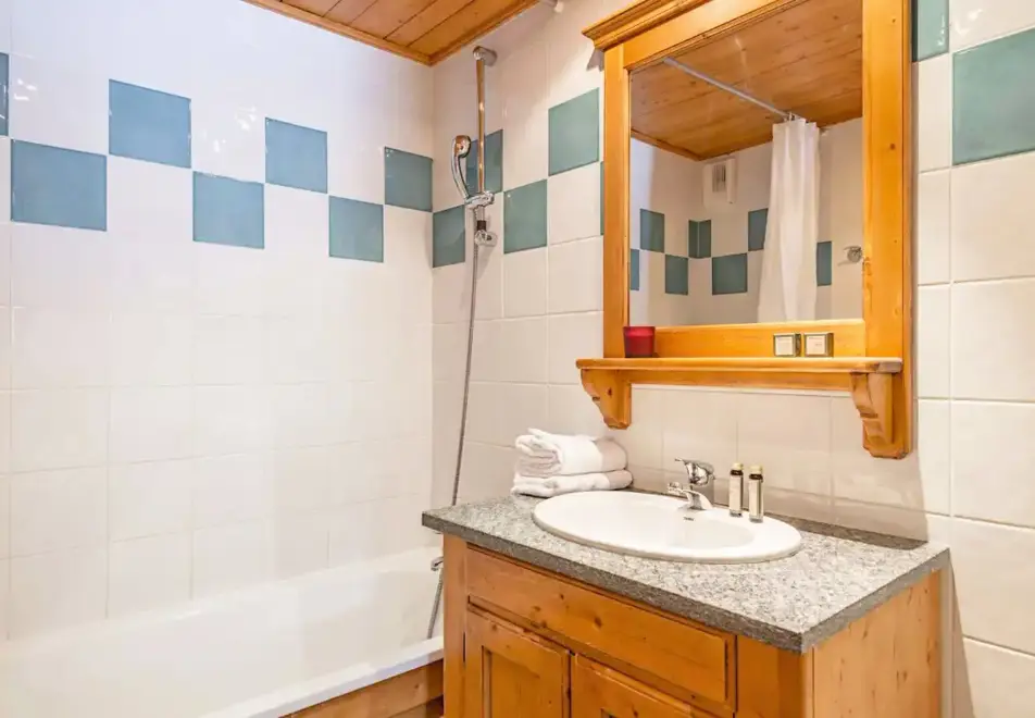 Aspen, La Plagne Village (self catered apartments) - Bathroom