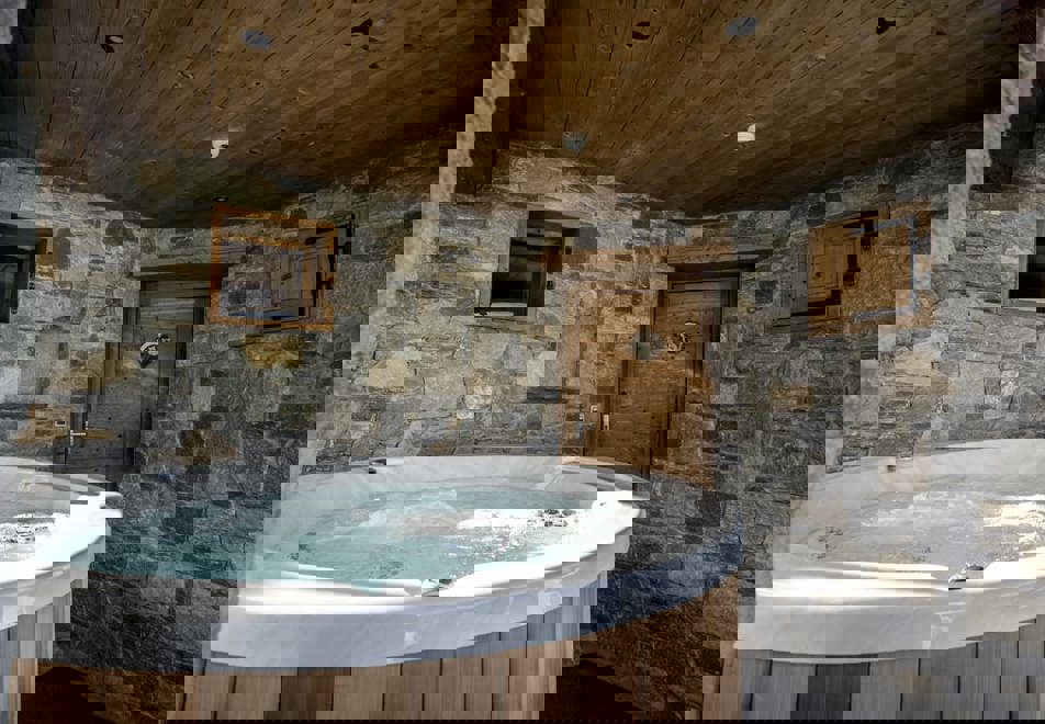 Chalet Mont Blanc, Plagne 1800 (self catered chalets) - Hot tub
