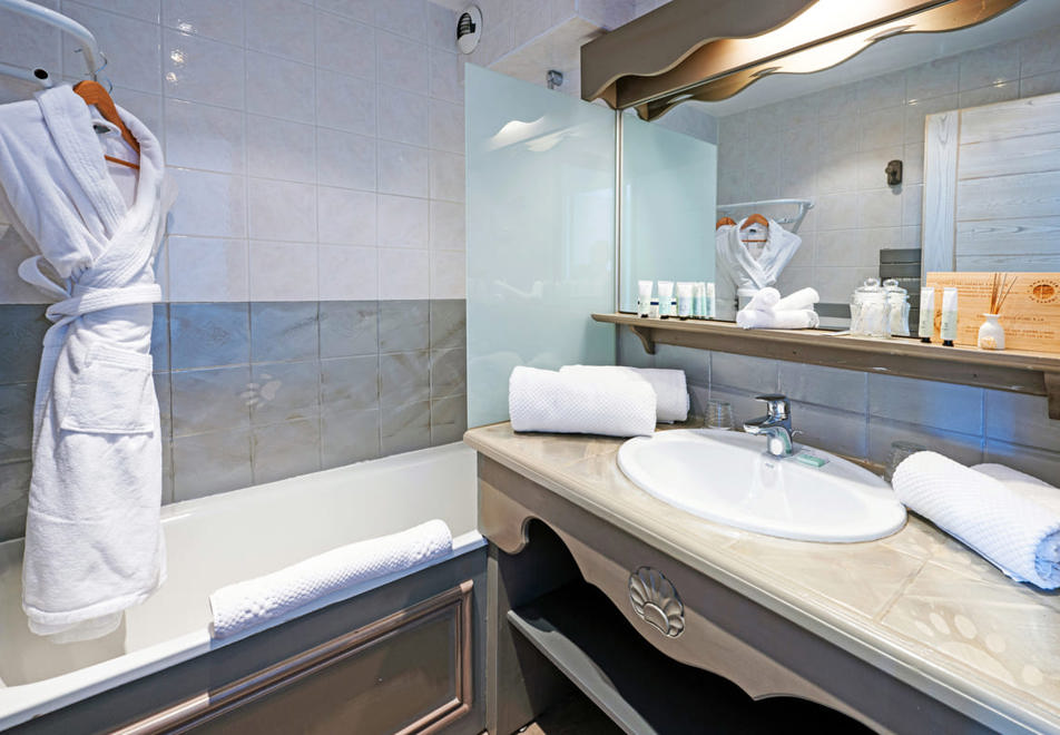 Les Campanules, Tignes le Lac (hotel) - Typical Privilege room style