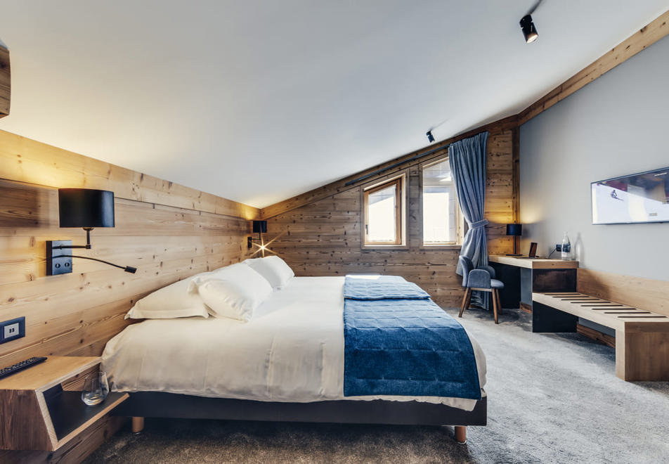 Avancher, Val d'Isere (self catered apartments & hotel) - Typical suite duplex room style in hotel