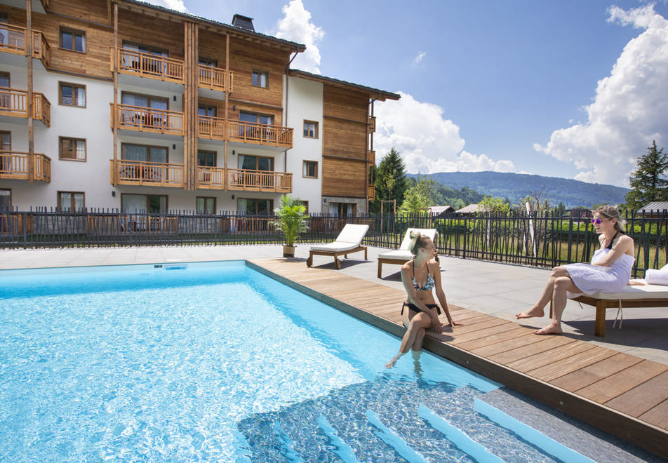 La Residence Club Samoens Village, Samoens (self catered apartments) - Outdoor pool (©Manureyboz)