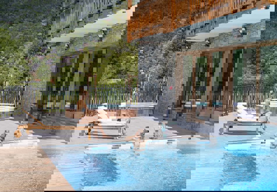 La Residence Club Samoens Village, Samoens (self catered apartments) - Outdoor pool (©Manureyboz)