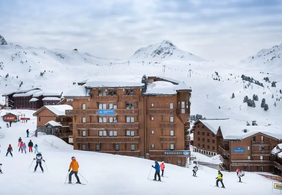 Les Balcons de Belle Plagne, Belle Plagne (hotel) - Hotel on left, ski-in/ski-out