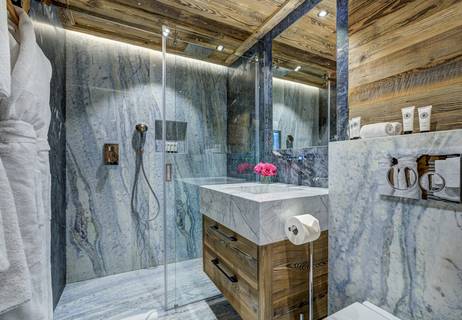 Chalet Saphir, Chamonix (self catered chalet) - Shower room (©Adam Johnston)