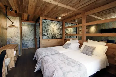 Cote Brune, Les 2 Alpes (hotel) - Typical superior room style