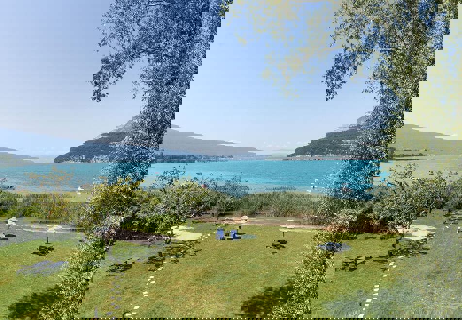 Villa Caroline, Lake Annecy - Large garden area