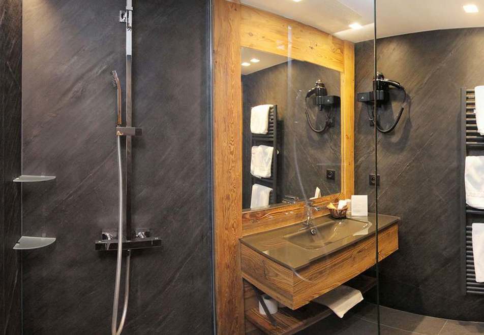 Chalet L'Ourse, Les Deux Alpes (self catered chalet) - Shower room