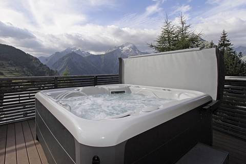 Snow Lodge, Les Deux Alpes (self catered chalet) - Hot tub