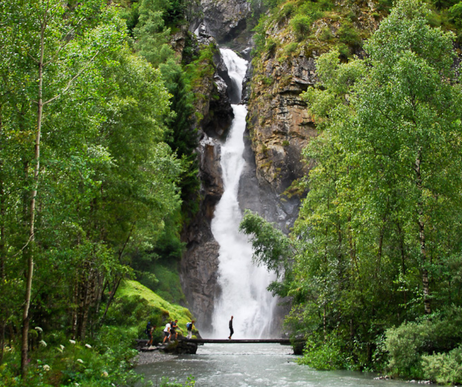 Cascade De La Pisse De Lanchatra Bridge