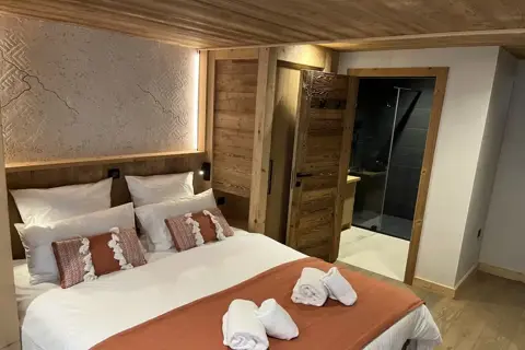 Reve de Marmottes, Meribel (self catered chalet) - Bedroom
