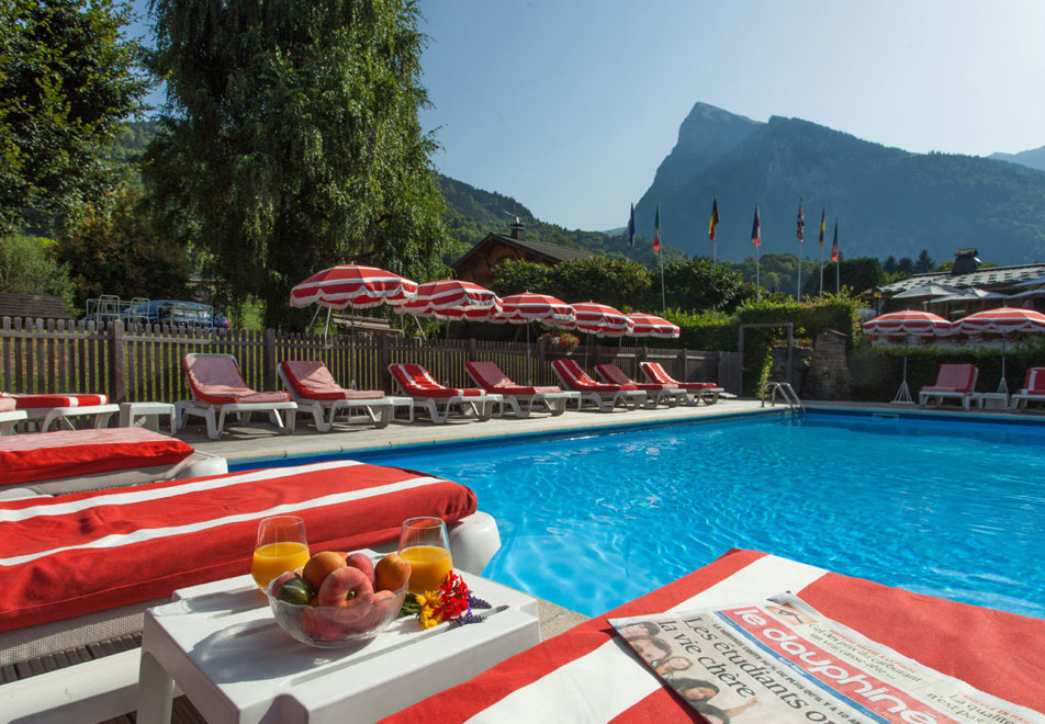 Neige et Roc, Samoens (hotel & apartments) - Outdoor heated pool