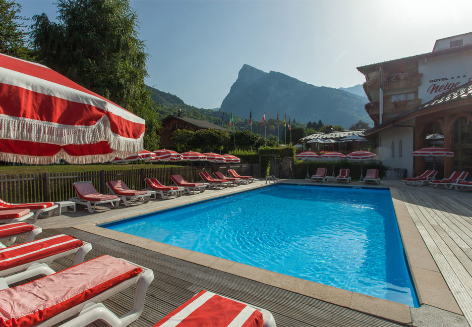 Neige et Roc, Samoens (hotel & apartments) - Outdoor heated pool