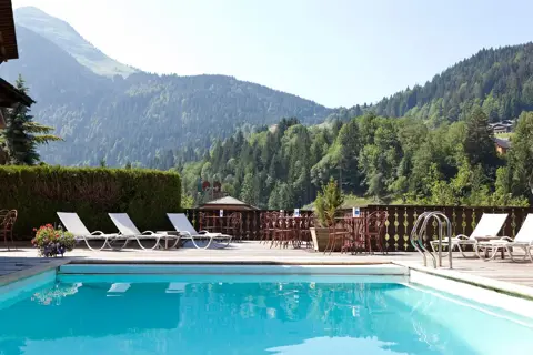 Le Petit Dru, Morzine (hotel) - Outdoor pool