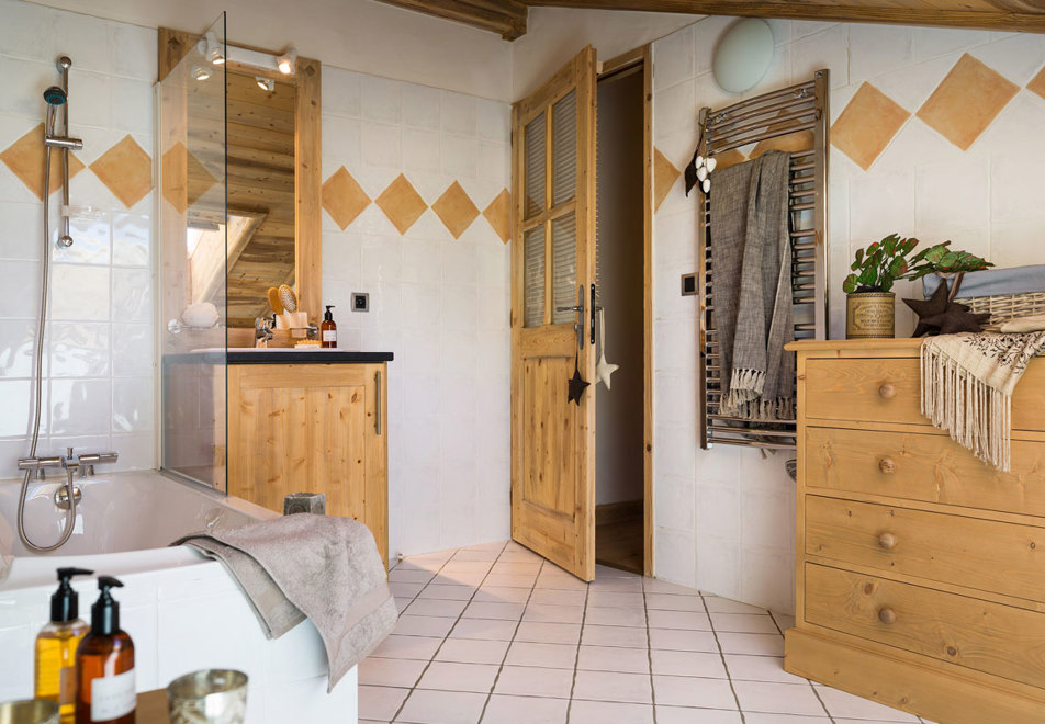 Le Coeur d'Or, Bourg St Maurice (self catered apartments) - Bathroom