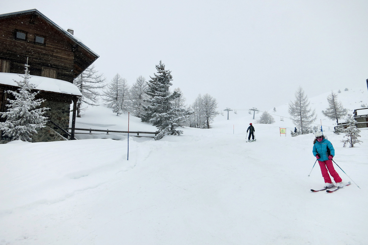 Skiing in Montgenevre: Blue 90s Piste