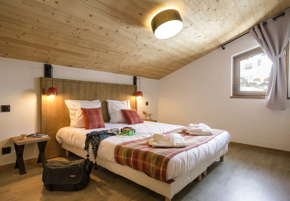 Le Cle des Cimes, Areches Beaufort (self catered apartments) (©MReyboz) - Double bedroom
