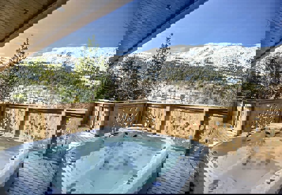 Chalet Broceliande, Meribel (self catered chalet) - Hot tub
